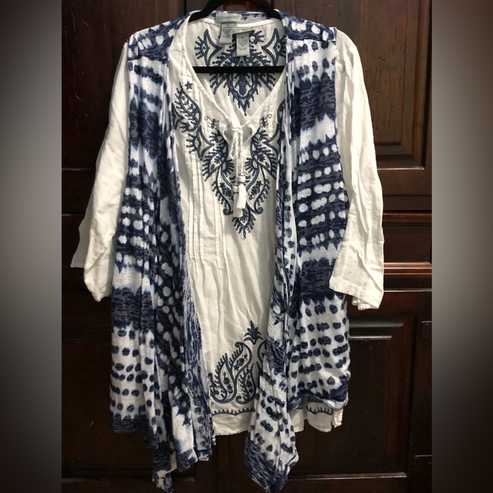 Catherine’s Sz 26/28 3X Blue and White Blouse and Vest.  Beautiful Print!